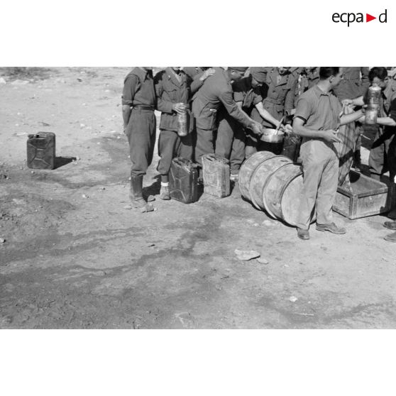 Au sein du fort de Mechili, l'approvisionnement de l'unité en eau.