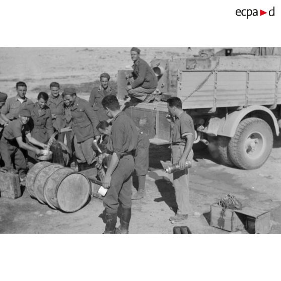 Au sein du fort de Mechili, l'approvisionnement de l'unité en eau.