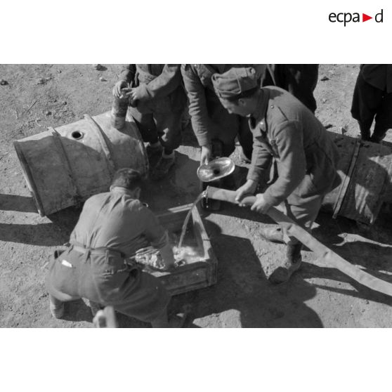 Au sein du fort de Mechili, l'approvisionnement de l'unité en eau.