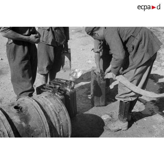 Au sein du fort de Mechili, l'approvisionnement de l'unité en eau.