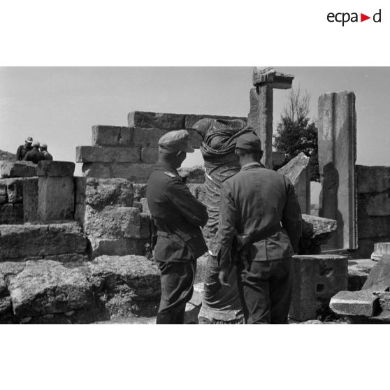 Des soldats allemands et italiens visitent les ruines de la ville de Cyrène.