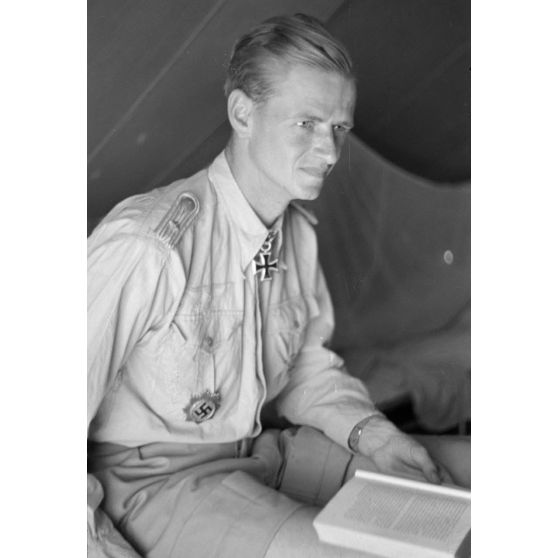 Remise de croix de chevalier de la croix de fer (Oberleutnant) Hans von Bargen.