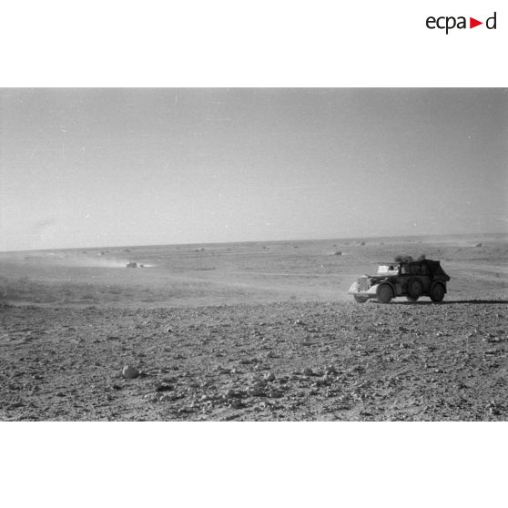 Une voiture Kfz-12 roule dans le désert.