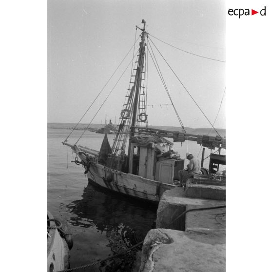 Dans le port de Tobrouk, un bateau de pêche.