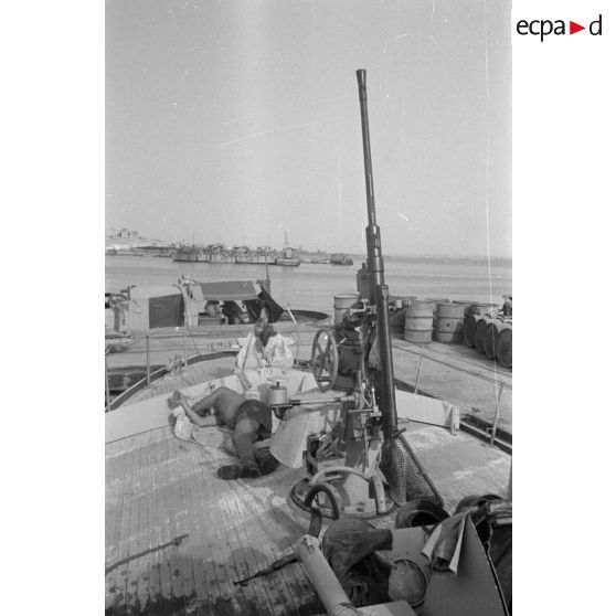 Un navire de la 6.Räumbootsflotille, détail d'un canon de 2 cm.