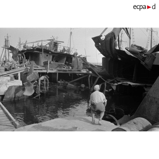 Navires déchiquetés à quai dans le port de Tobrouk.