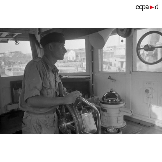 Intérieur d'un navire de la 6.Räumbootsflotille avec la barre et un poste radio.