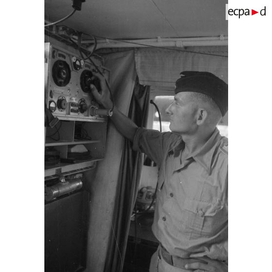 Intérieur d'un navire de la 6.Räumbootsflotille avec la barre et un poste radio.