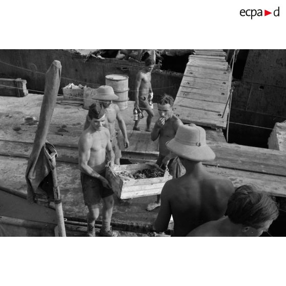 L'équipage d'un navire de la 6.Räumbootsflotille s'approvisionne.