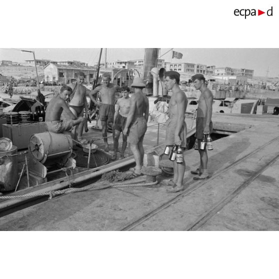 L'équipage d'un navire de la 6.Räumbootsflotille s'approvisionne.