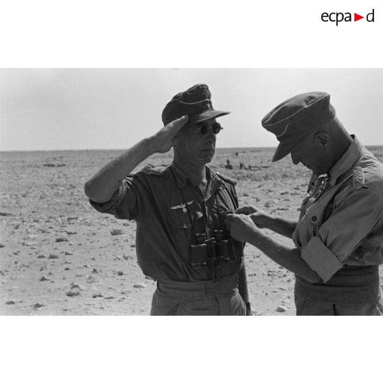 Un Major de l'Infanterie-Regiment 433 est décoré de la croix de fer de première classe par le colonel (Oberstleutnant) Karl Ens.