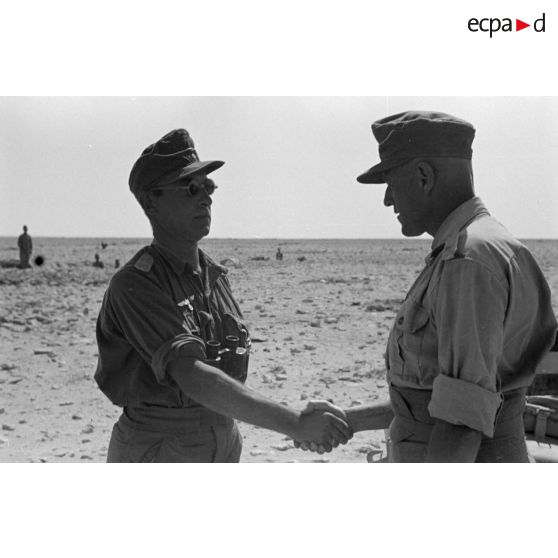 Un Major de l'Infanterie-Regiment 433 est décoré de la croix de fer de première classe par le colonel (Oberstleutnant) Karl Ens.