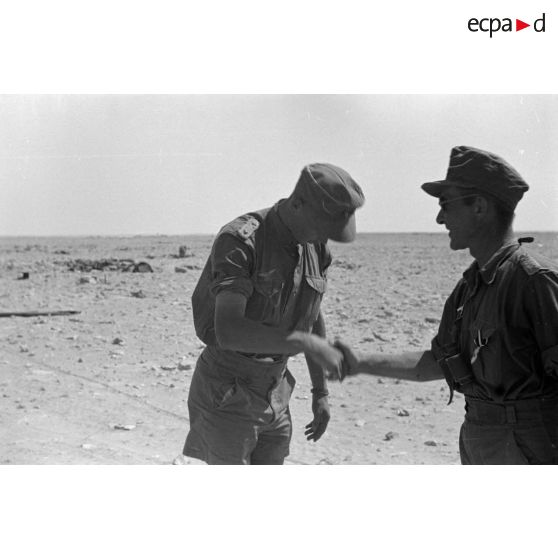 Un Major de l'Infanterie-Regiment 433 est décoré de la croix de fer de première classe par le colonel (Oberstleutnant) Karl Ens.