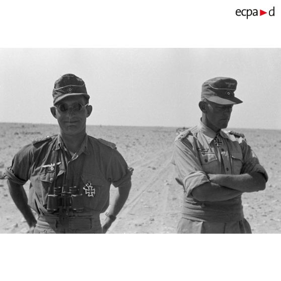 Le colonel (Oberstleutnant) Karl Ens discute avec des officiers de l'Infanterie-Regiment 433.