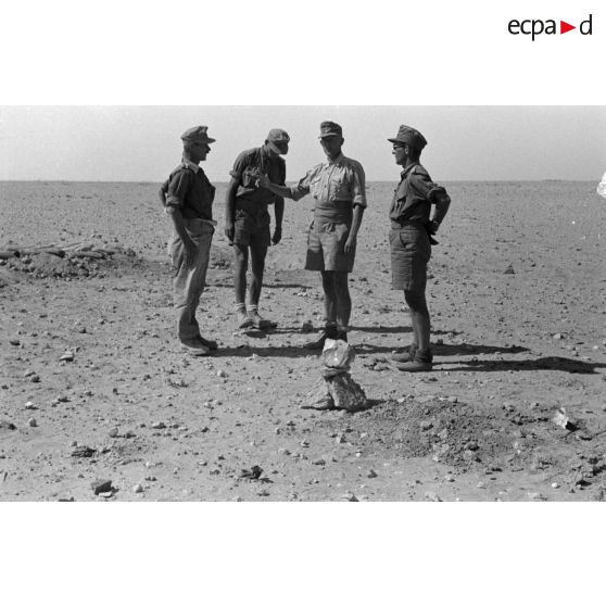 L'Oberstleutnant Karl Ens inspecte les positions de l'Infanterie-Regiment 433 et parle avec les hommes.