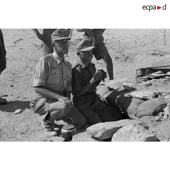L'Oberstleutnant Karl Ens, accompagné d'officiers de l'Infanterie-Regiment 433, observe le secteur à l'aide de jumelles et discute avec les soldats.