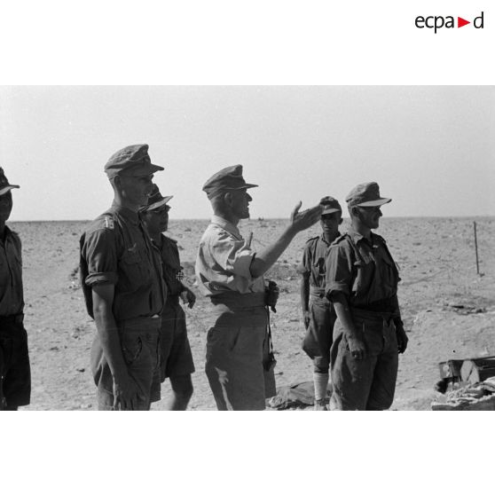L'Oberstleutnant Karl Ens, accompagné d'officiers de l'Infanterie-Regiment 433, observe le secteur à l'aide de jumelles et discute avec les soldats.