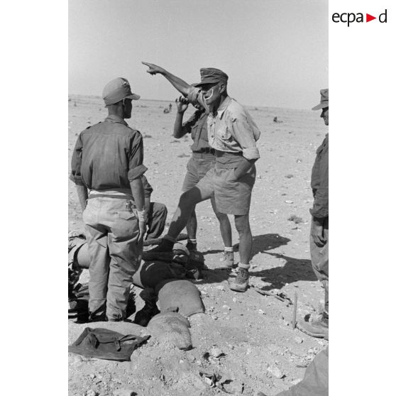 L'Oberstleutnant Karl Ens, commandant de l'Infanterie-Regiment 433 discute avec les soldats dont un Unteroffizier.
