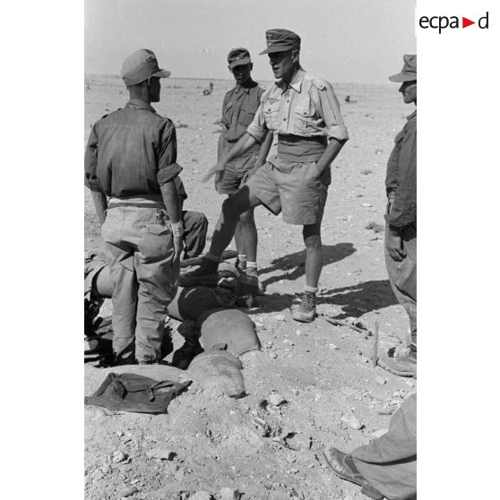 L'Oberstleutnant Karl Ens, commandant de l'Infanterie-Regiment 433 discute avec les soldats dont un Unteroffizier.
