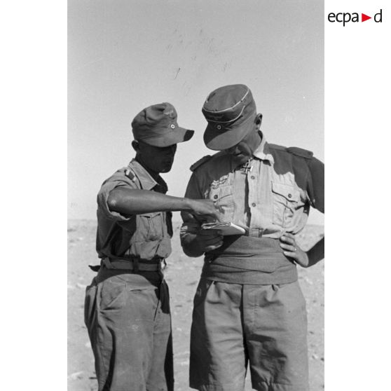 L'Oberstleutnant Karl Ens, commandant de l'Infanterie-Regiment 433 discute avec les soldats dont un Unteroffizier.