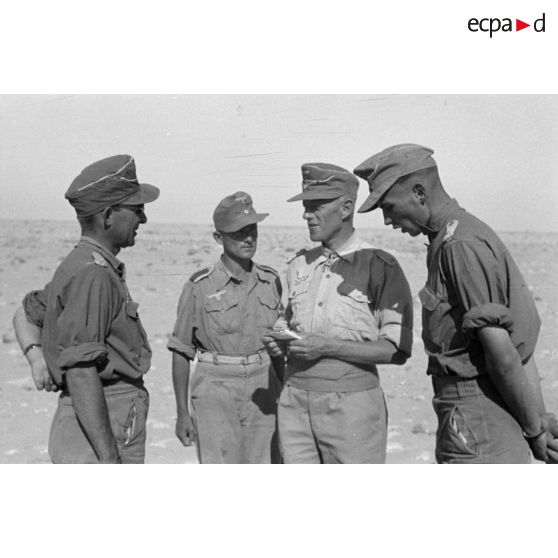 L'Oberstleutnant Karl Ens, commandant de l'Infanterie-Regiment 433 discute avec les soldats dont un Unteroffizier.