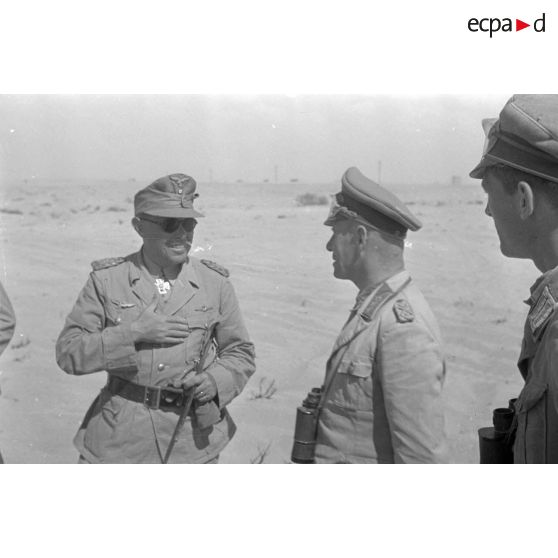 Le Generalfeldmarschall Erwin Rommel et le Generalfeldmarschall Albert Kesselring en pleine discussion.