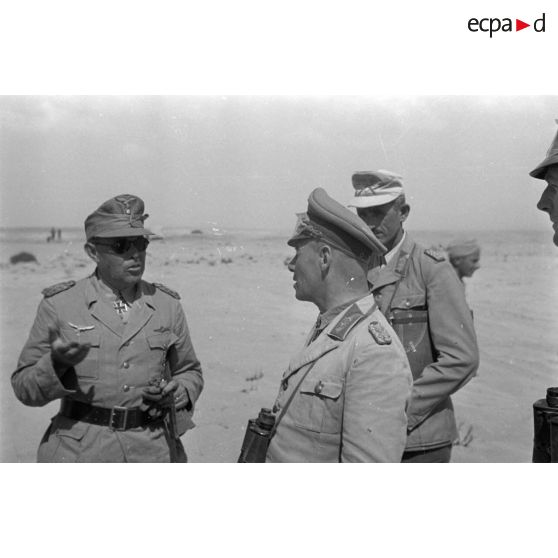 Le Generalfeldmarschall Erwin Rommel et le Generalfeldmarschall Albert Kesselring en pleine discussion.