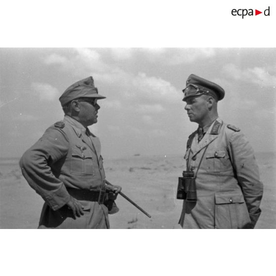 Le Generalfeldmarschall Erwin Rommel et le Generalfeldmarschall Albert Kesselring en pleine discussion.