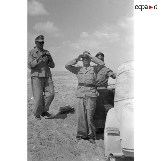 Le maréchal Albert Kesselring près d'une voiture Horch Commandeur, en compagnie de deux officiers supérieurs de la Luftwaffe.