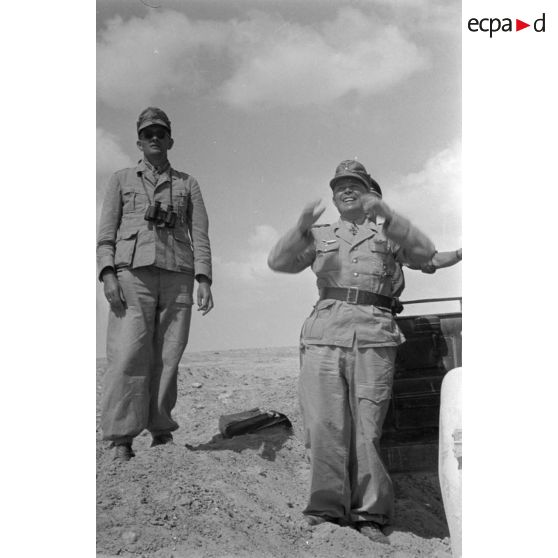 Le maréchal Albert Kesselring près d'une voiture Horch Commandeur, en compagnie de deux officiers supérieurs de la Luftwaffe.