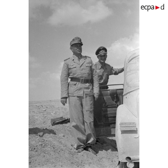 Le maréchal Albert Kesselring près d'une voiture Horch Commandeur, en compagnie de deux officiers supérieurs de la Luftwaffe.