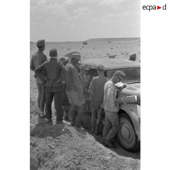 Des officiers de l'état-major du DAK allemand autour d'une voiture Horch Commandeur.