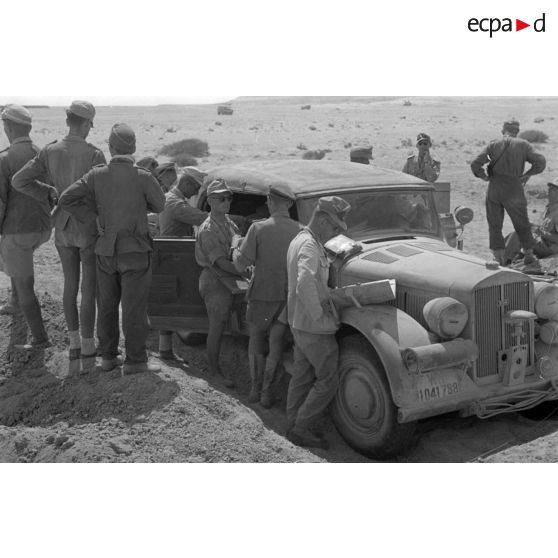 Des officiers de l'état-major du DAK allemand autour d'une voiture Horch Commandeur.