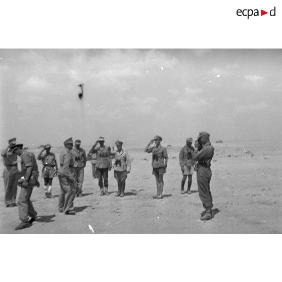 A l'issue d'une réunion entre les maréchaux Kesselring et Rommel (image floue).