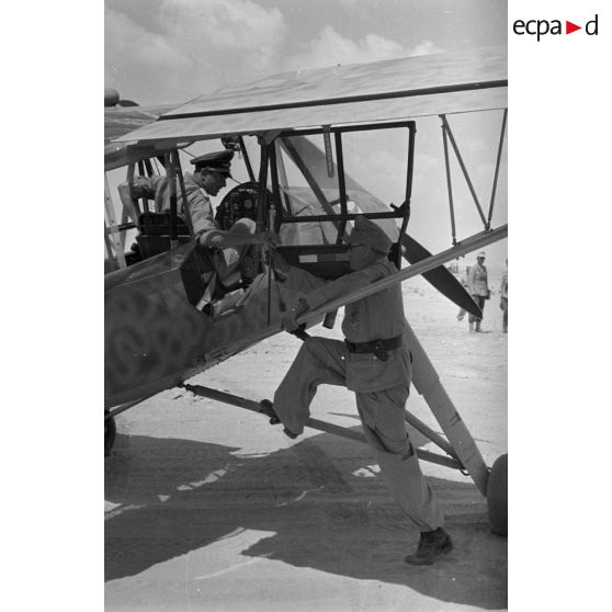 Le maréchal Albert Kesselring monte dans son avion Fi-156 Storch.