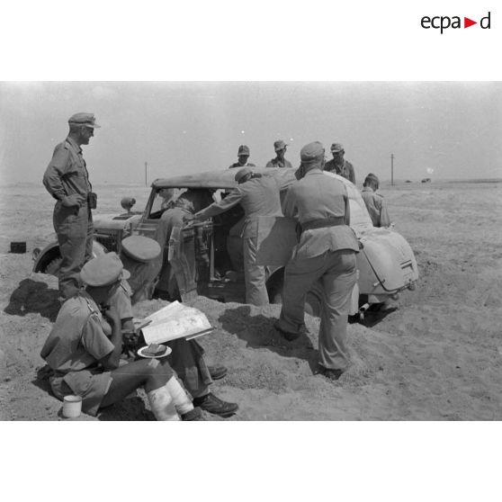 Des officiers de l'état-major du DAK allemand autour d'une voiture Horch Commandeur.