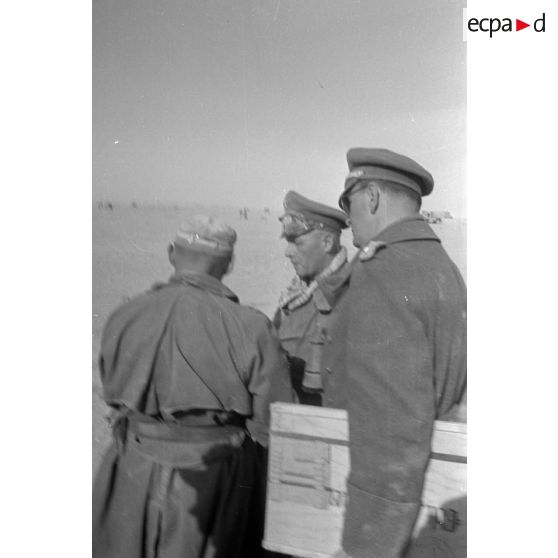 Le Generalfeldmarschall Rommel donne des ordres à l'Oberst Bayerlein, à l'Oberst Westphal et à un Leutnant.