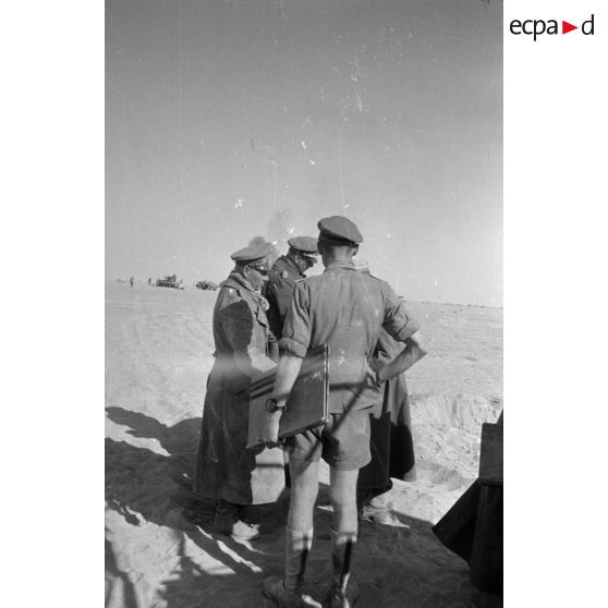 Le Generalfeldmarschall Rommel donne des ordres à l'Oberst Bayerlein, à l'Oberst Westphal et à un Leutnant.