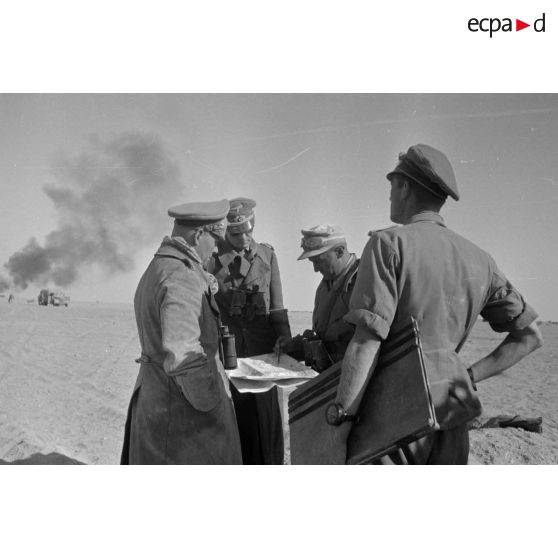 Le Generalfeldmarschall Rommel donne des ordres à l'Oberst Bayerlein, à l'Oberst Westphal et à un Leutnant.