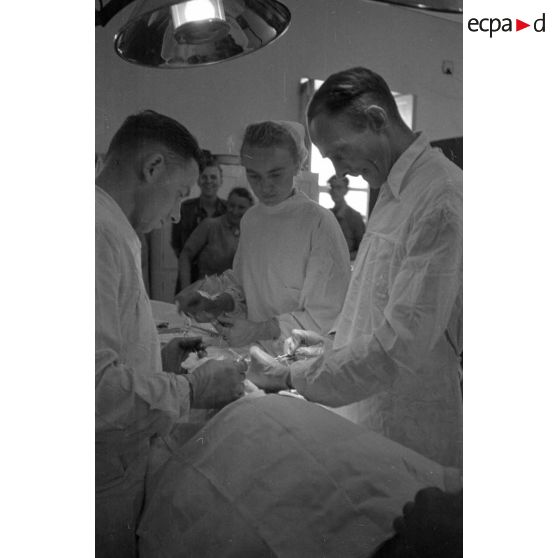 Un soldat est opéré, l'infirmière est peut-être Hanny Weber.
