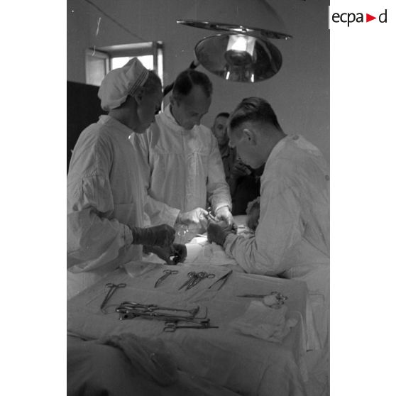 Un soldat est opéré, l'infirmière est peut-être Hanny Weber.