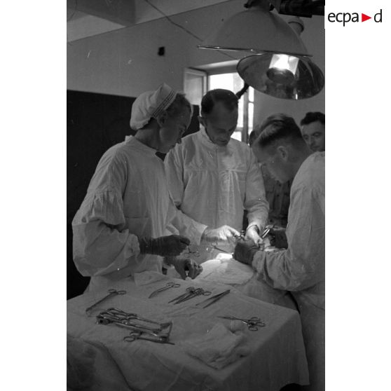 Un soldat est opéré, l'infirmière est peut-être Hanny Weber.