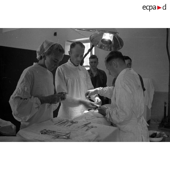 Un soldat est opéré, l'infirmière est peut-être Hanny Weber.