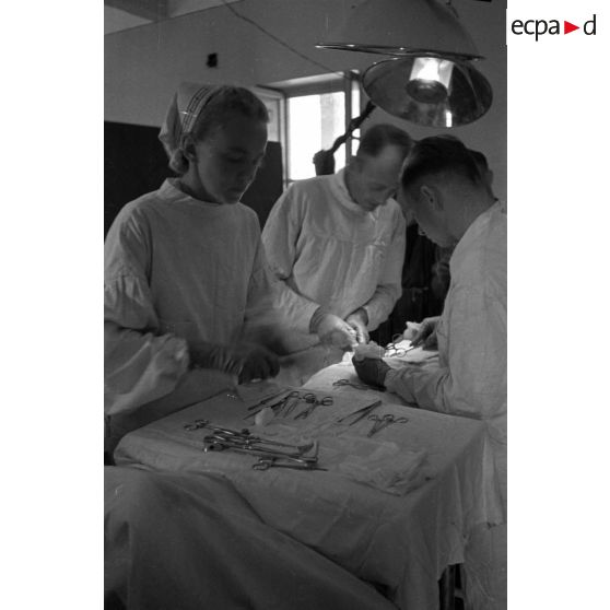 Un soldat est opéré, l'infirmière est peut-être Hanny Weber.
