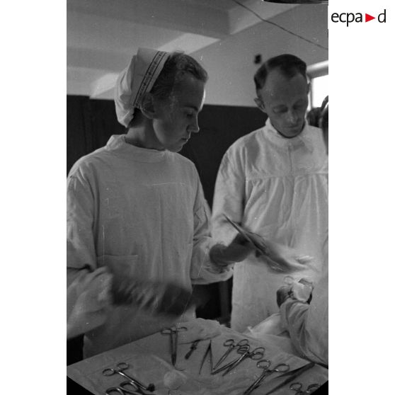 Un soldat est opéré, l'infirmière est peut-être Hanny Weber.