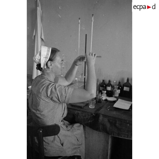 Travail en laboratoire dans un hôpital militaire allemand.