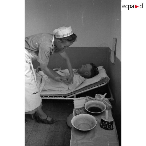 Une infirmière allemande prodigue des soins aux blessés.