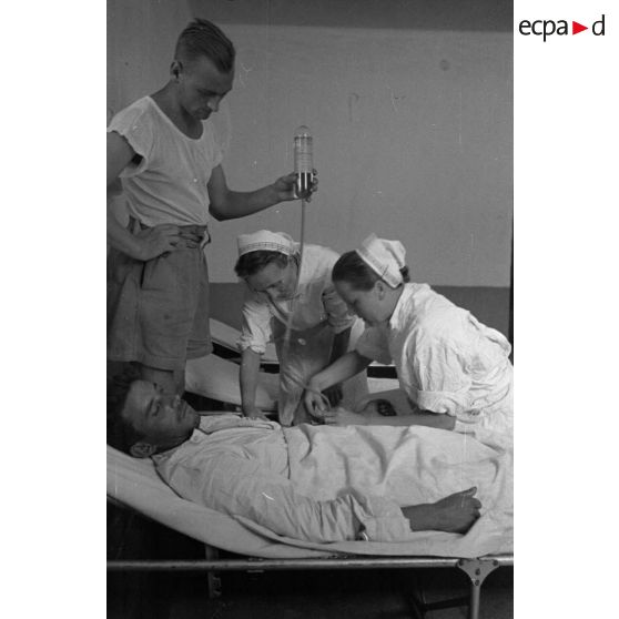 Une infirmière allemande prodigue des soins aux blessés.