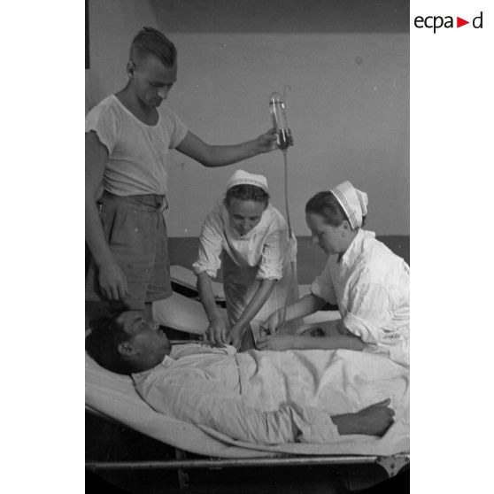 Une infirmière allemande prodigue des soins aux blessés.