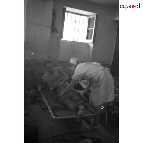 Une infirmière allemande prodigue des soins aux blessés.